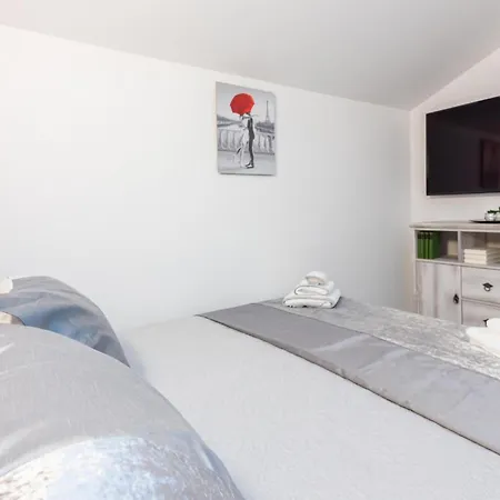 Apartment Beautiful In With Wifi Medulin